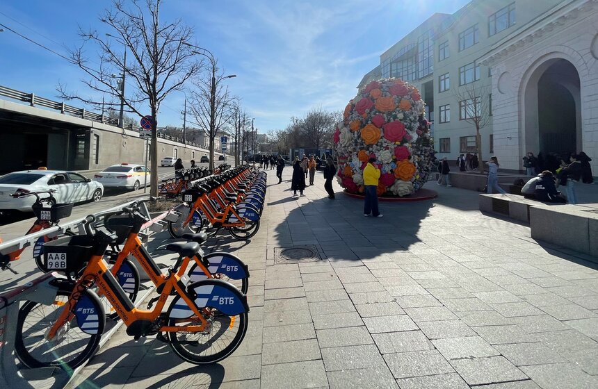 Пасхальные инсталляции установили у вестибюлей метро в Москве 1 фото