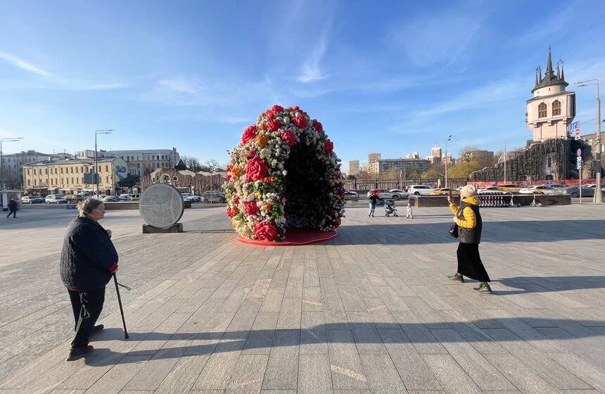Пасхальные инсталляции установили у вестибюлей метро в Москве 16 фото