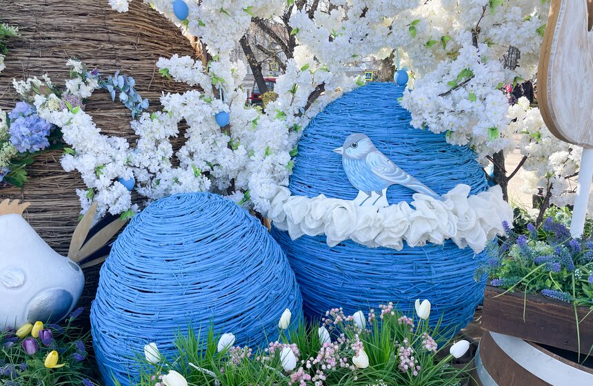 Пасхальные инсталляции установили у вестибюлей метро в Москве 13 фото