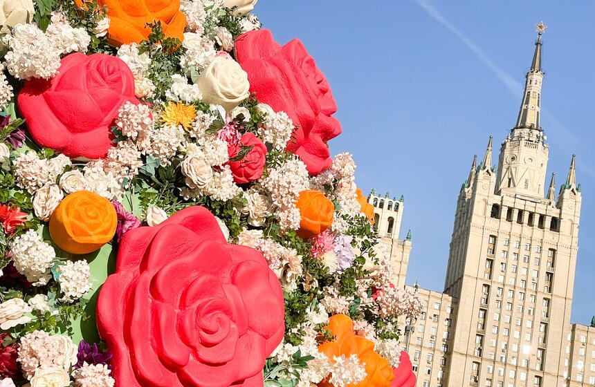 Пасхальные инсталляции установили у вестибюлей метро в Москве 18 фото