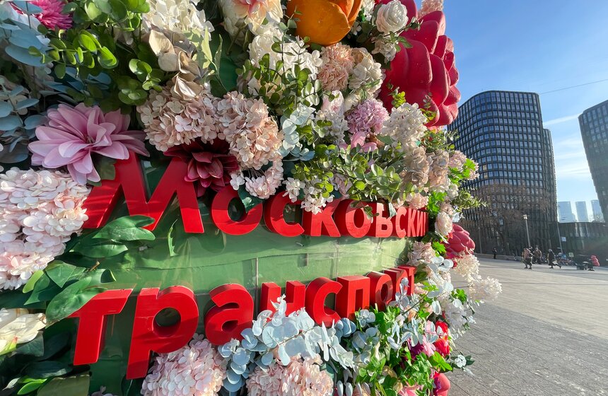 Пасхальные инсталляции установили у вестибюлей метро в Москве 19 фото