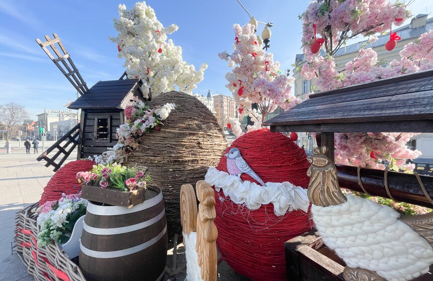 Пасхальные инсталляции установили у вестибюлей метро в Москве 11 фото