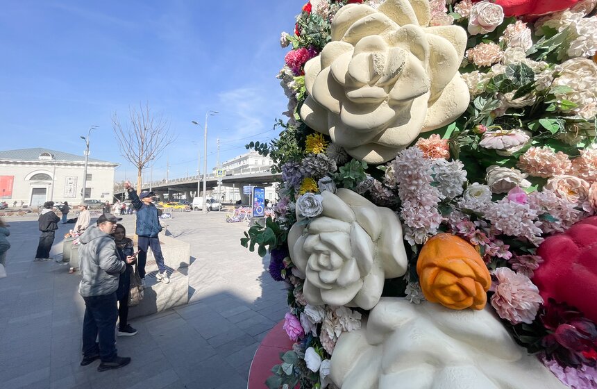 Пасхальные инсталляции установили у вестибюлей метро в Москве 3 фото