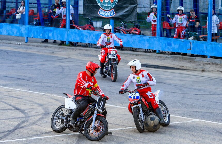 Чемпионат России по мотоболу стартовал на стадионе "Металлург" 10 фото