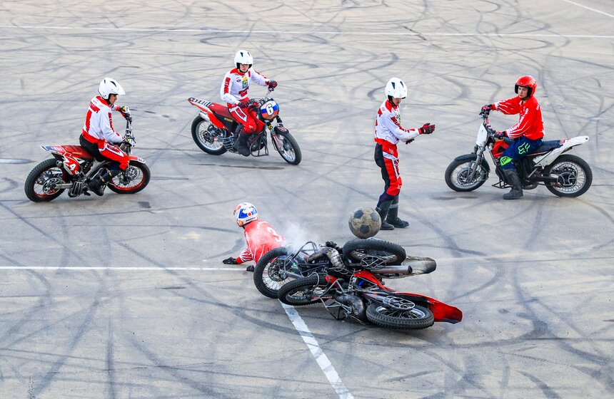 Чемпионат России по мотоболу стартовал на стадионе "Металлург" 24 фото