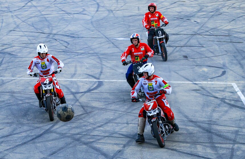 Чемпионат России по мотоболу стартовал на стадионе "Металлург" 20 фото