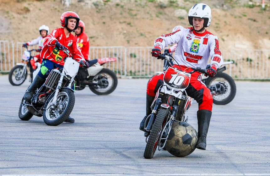 Чемпионат России по мотоболу стартовал на стадионе "Металлург" 18 фото