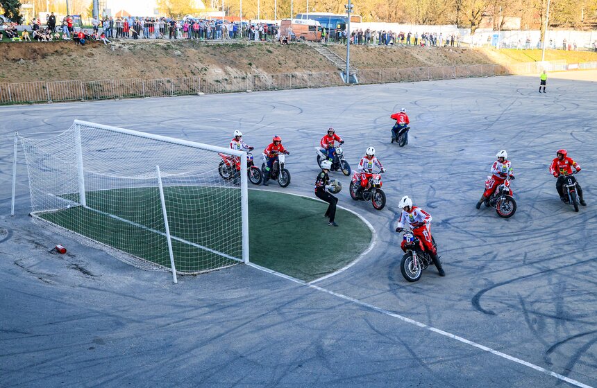 Чемпионат России по мотоболу стартовал на стадионе "Металлург" 9 фото