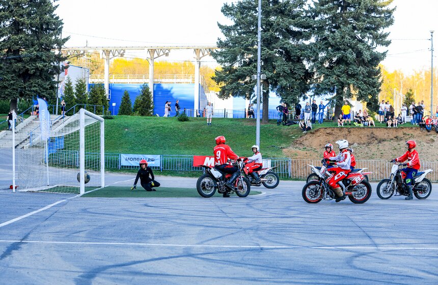 Чемпионат России по мотоболу стартовал на стадионе "Металлург" 15 фото