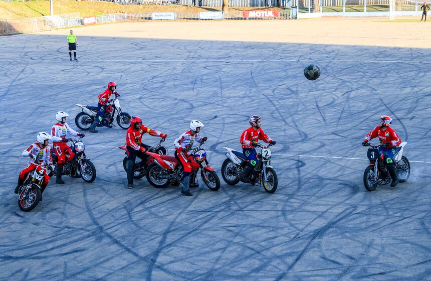 Чемпионат России по мотоболу стартовал на стадионе "Металлург" 14 фото