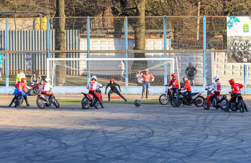 Чемпионат России по мотоболу стартовал на стадионе "Металлург" 23 фото