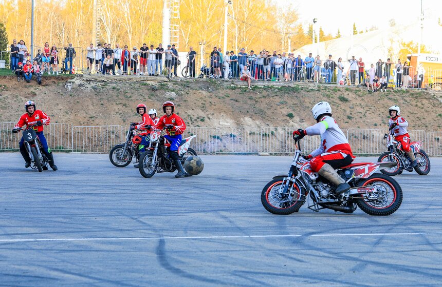 Чемпионат России по мотоболу стартовал на стадионе "Металлург" 19 фото