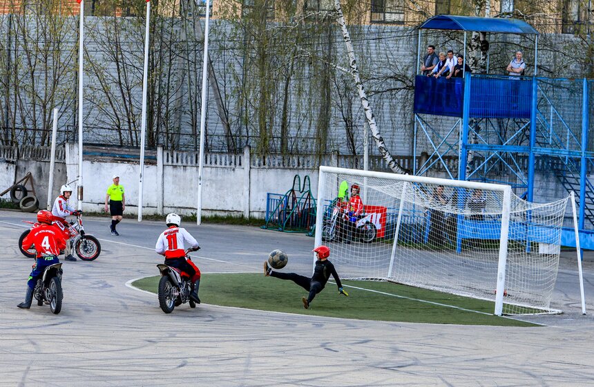 Чемпионат России по мотоболу стартовал на стадионе "Металлург" 12 фото