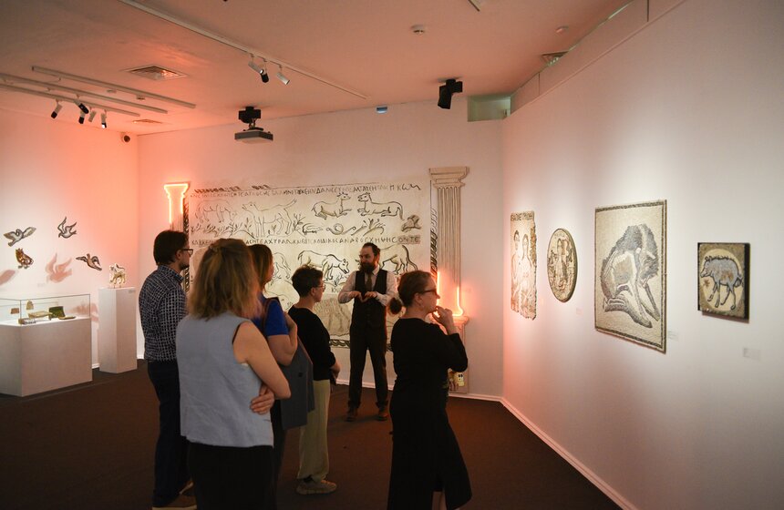 В столице открылась выставка "Звери и мифы: от античных мозаик к московским изразцам" 18 фото