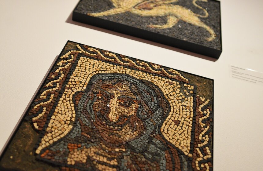 В столице открылась выставка "Звери и мифы: от античных мозаик к московским изразцам" 15 фото