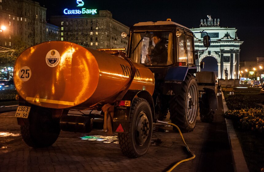 У Триумфальной арки высадили 365 тысяч цветов виолы 20 фото