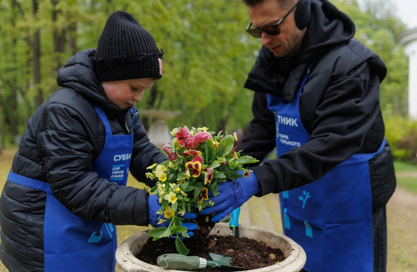 Проект "Сортировочная" и Парк Горького провели экосубботник в Нескучном саду 21 фото