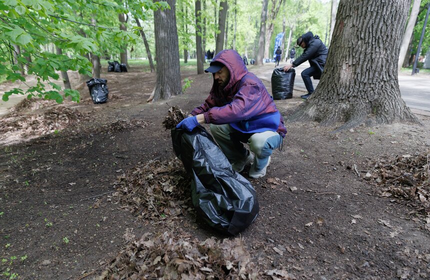 Проект "Сортировочная" и Парк Горького провели экосубботник в Нескучном саду 40 фото
