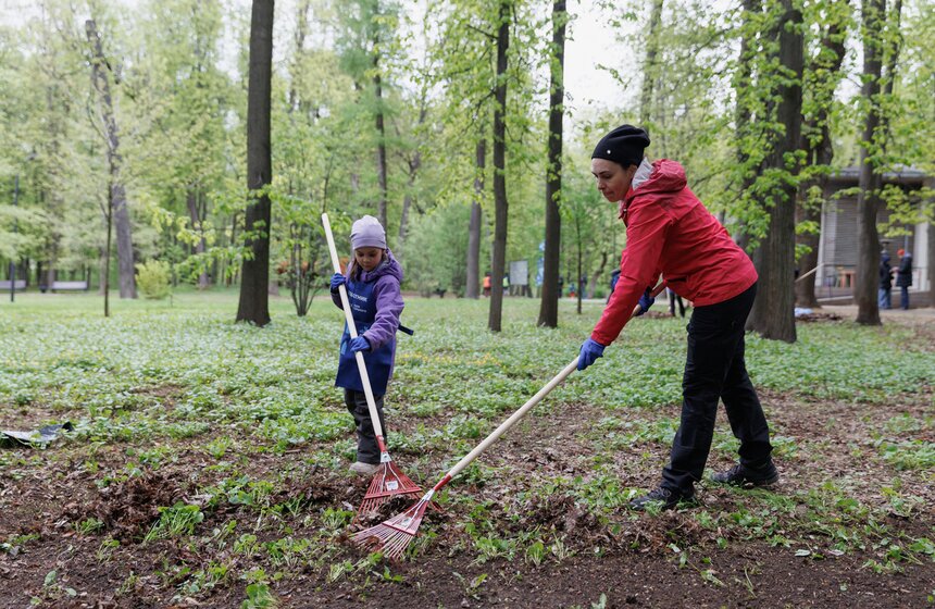 Проект "Сортировочная" и Парк Горького провели экосубботник в Нескучном саду 9 фото