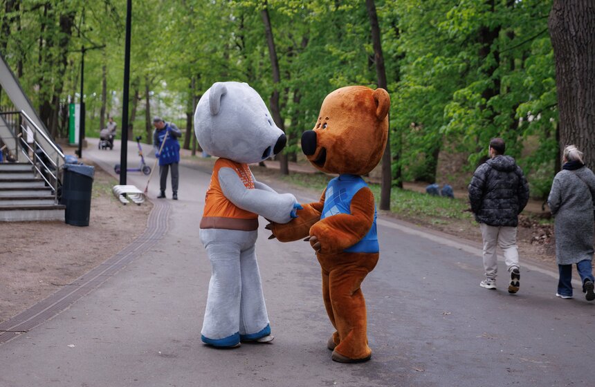 Проект "Сортировочная" и Парк Горького провели экосубботник в Нескучном саду 31 фото