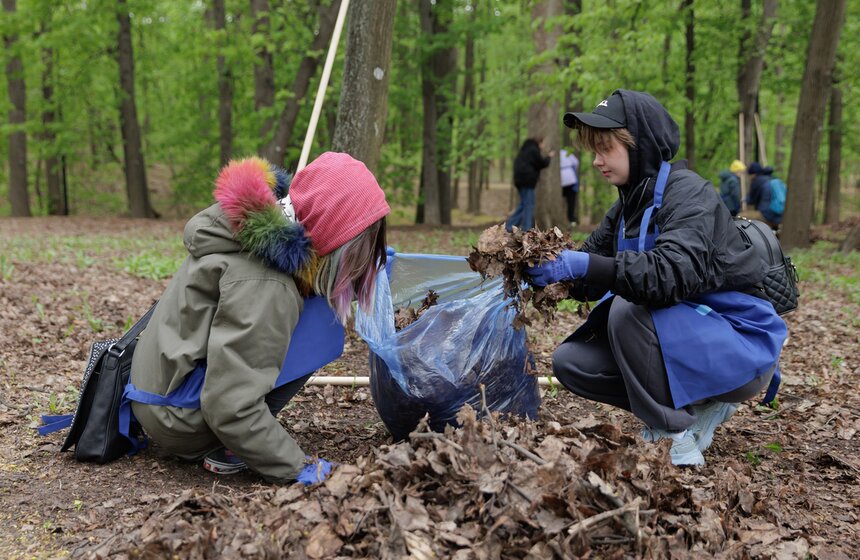 Проект "Сортировочная" и Парк Горького провели экосубботник в Нескучном саду 7 фото