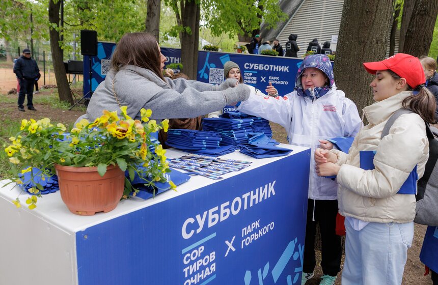 Проект "Сортировочная" и Парк Горького провели экосубботник в Нескучном саду 1 фото