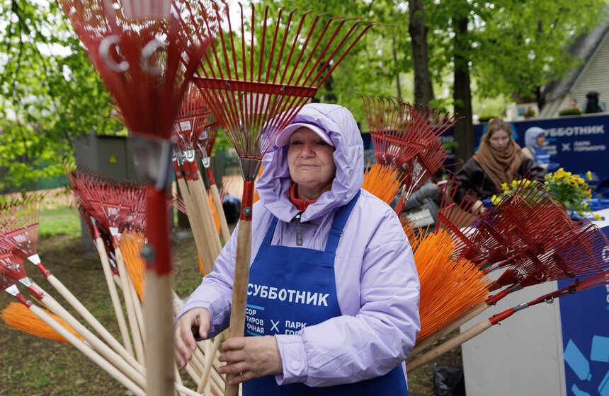 Проект "Сортировочная" и Парк Горького провели экосубботник в Нескучном саду 5 фото