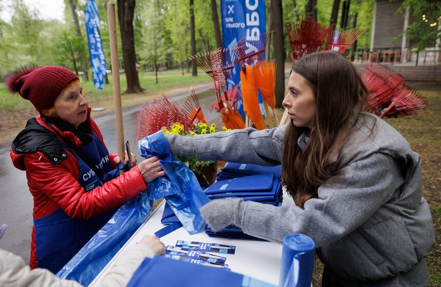 Проект "Сортировочная" и Парк Горького провели экосубботник в Нескучном саду 2 фото