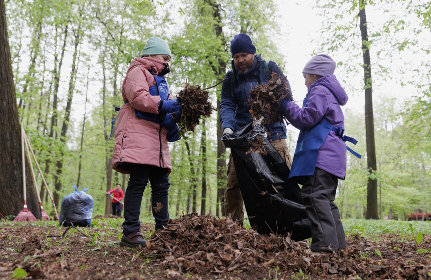 Проект "Сортировочная" и Парк Горького провели экосубботник в Нескучном саду 8 фото