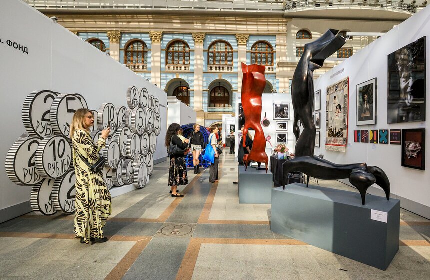 Ярмарка "Арт Москва" открылась в Гостином Дворе 1 фото