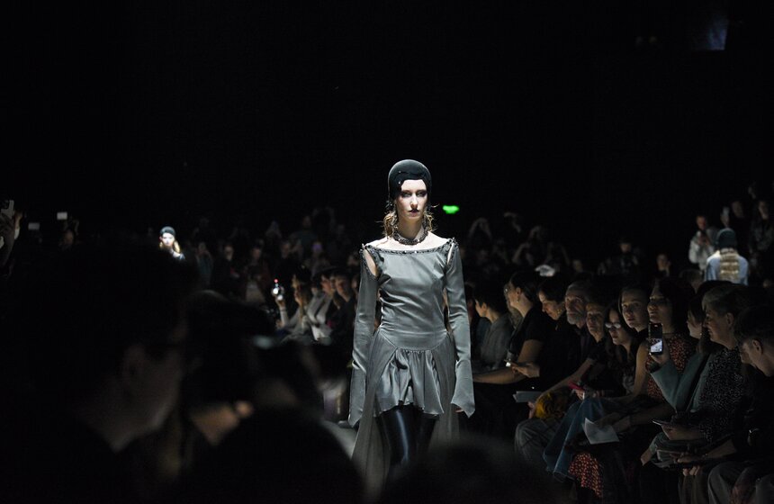 Дом моды Вячеслава Зайцева представил авангардную ретроспективу на Московской неделе моды 35 фото