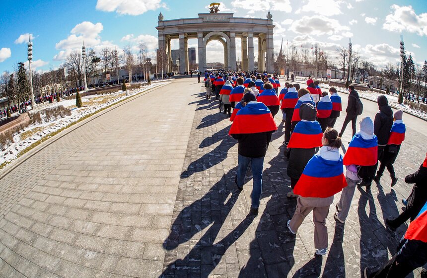 Праздничный флешмоб в честь воссоединения Крыма с Россией прошел на ВДНХ 11 фото