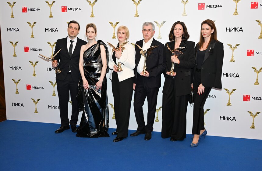Участники съемочной группы, получившие награду в номинации "Лучший игровой фильм" (фильм "Мастер и Маргарита")