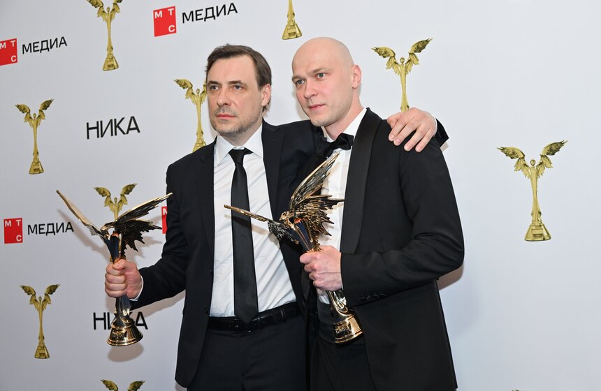 Актеры Евгений Цыганов, получивший награду в номинации "Лучшая мужская роль" (фильм "Мастер и Маргарита") и Юрий Борисов, получивший награду в номинации "Лучшая мужская роль" (фильм "Кончится лето")