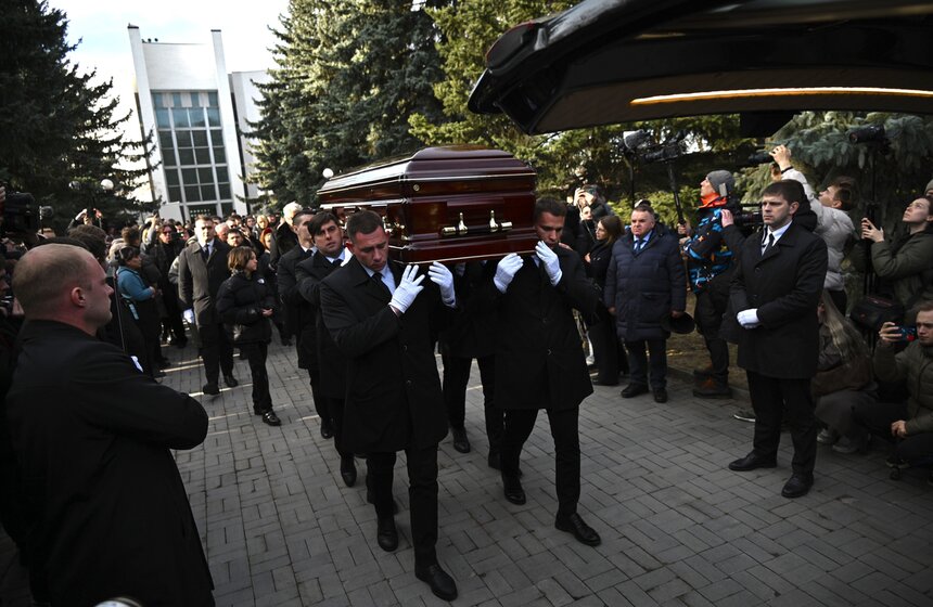 На Троекуровском кладбище простились с народным артистом России Бедросом Киркоровым 33 фото