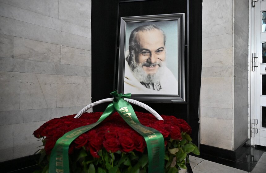 На Троекуровском кладбище простились с народным артистом России Бедросом Киркоровым 24 фото