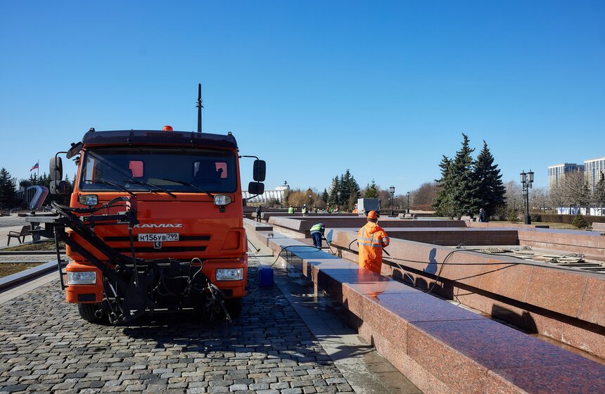 Фонтанный комплекс "Годы войны" промыли после зимы в Москве 1 фото