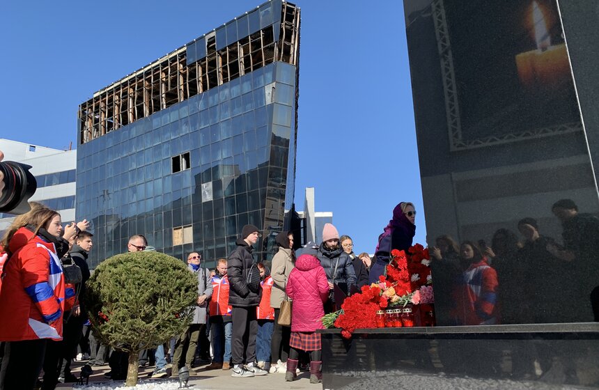 Мемориал в память о жертвах теракта в "Крокусе" открыли в Красногорске 18 фото