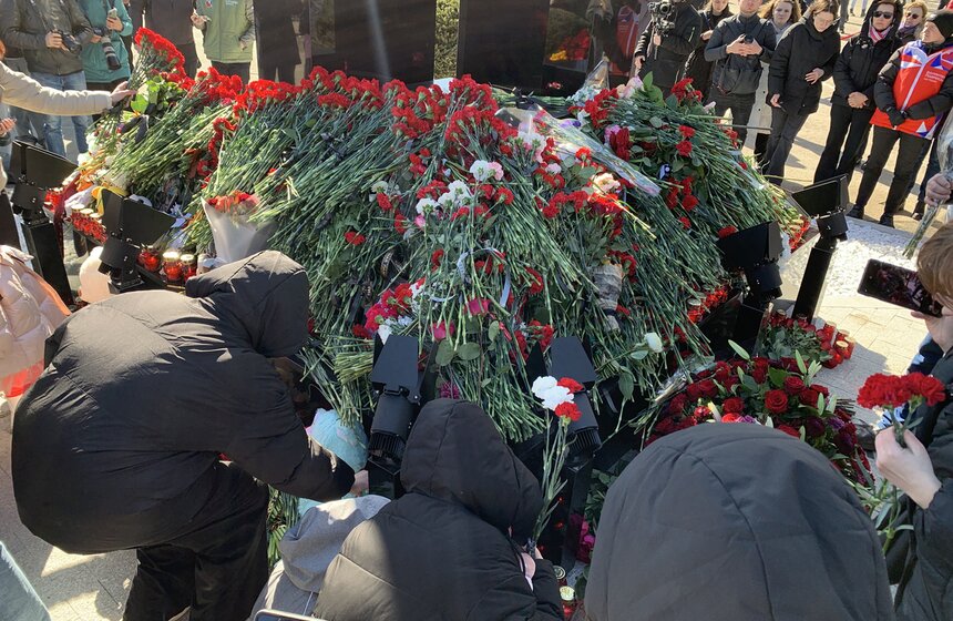 Мемориал в память о жертвах теракта в "Крокусе" открыли в Красногорске 20 фото