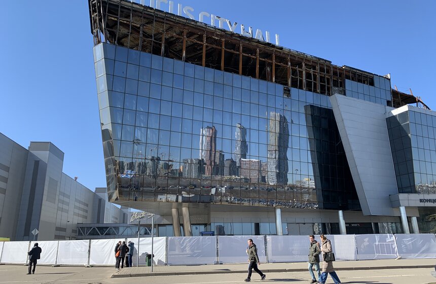 Мемориал в память о жертвах теракта в "Крокусе" открыли в Красногорске 21 фото