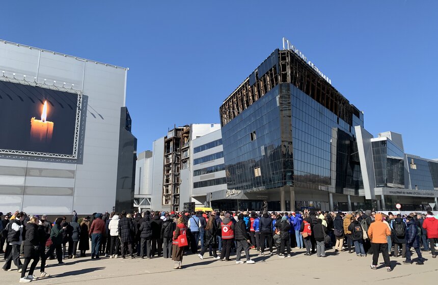 Мемориал в память о жертвах теракта в "Крокусе" открыли в Красногорске 8 фото