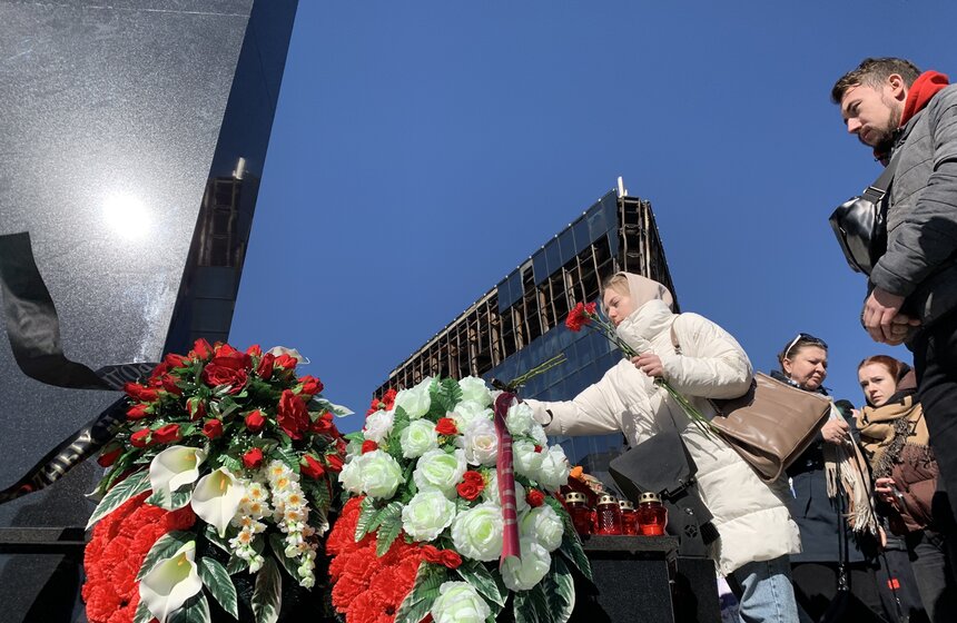 Мемориал в память о жертвах теракта в "Крокусе" открыли в Красногорске 14 фото