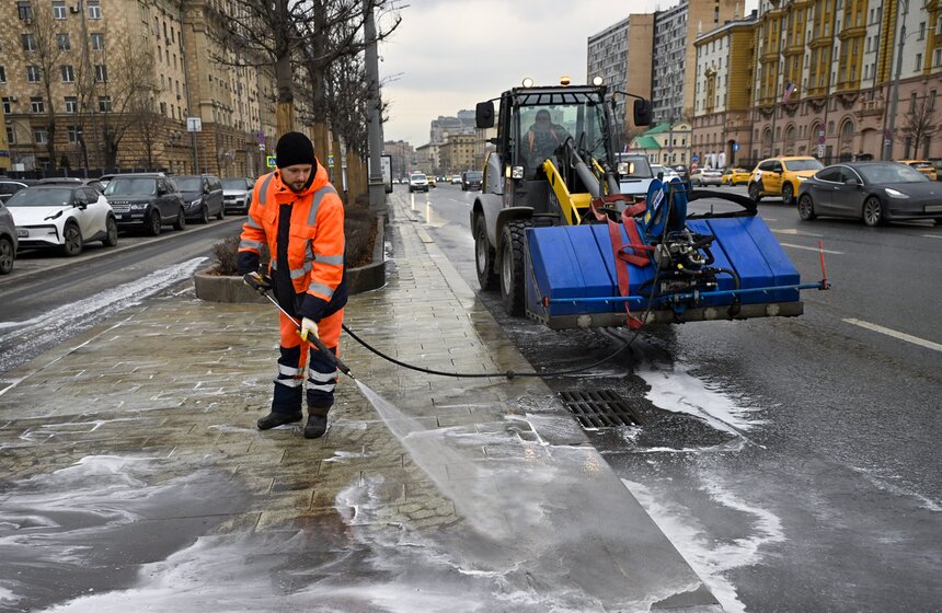 В Москве стартовала весенняя промывка городских территорий 14 фото