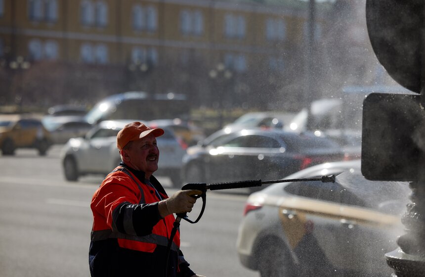 Столичные коммунальщики приступили к промывке дорожных знаков и указателей 8 фото