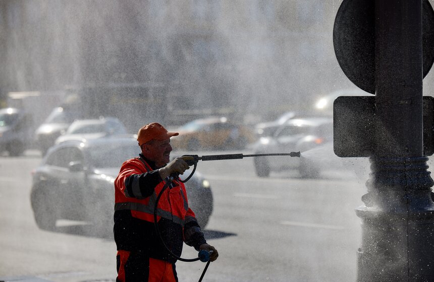 Столичные коммунальщики приступили к промывке дорожных знаков и указателей 10 фото