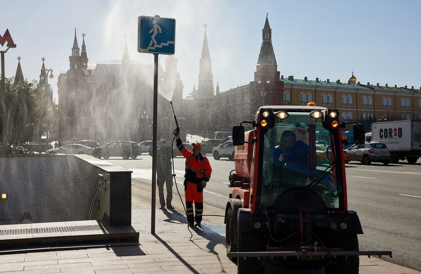 Столичные коммунальщики приступили к промывке дорожных знаков и указателей 1 фото
