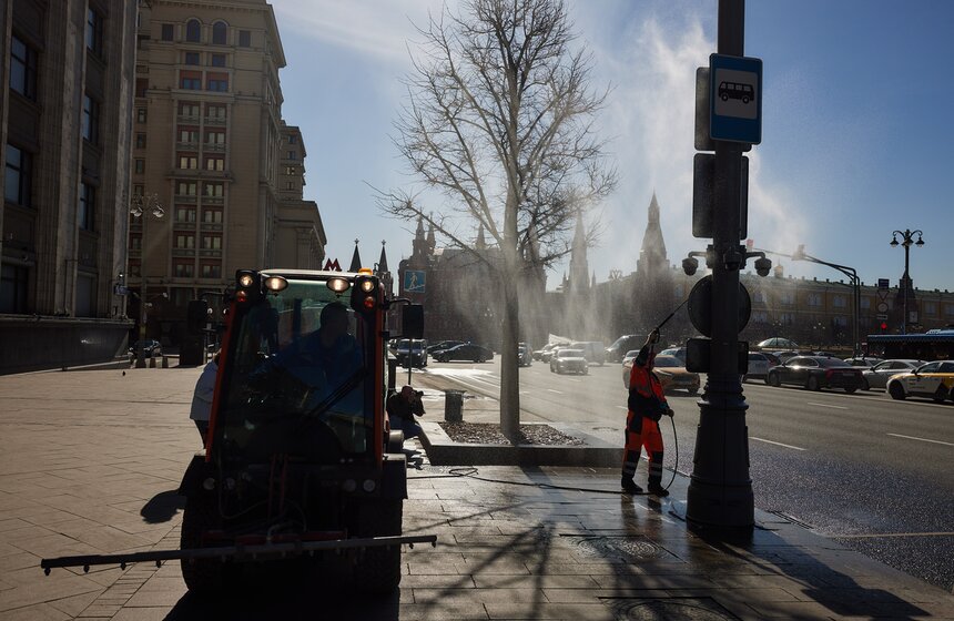 Столичные коммунальщики приступили к промывке дорожных знаков и указателей 9 фото
