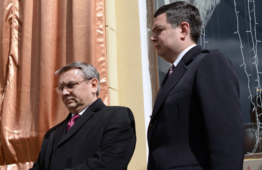 Столичные здания начали украшать картинами русских живописцев 18 фото