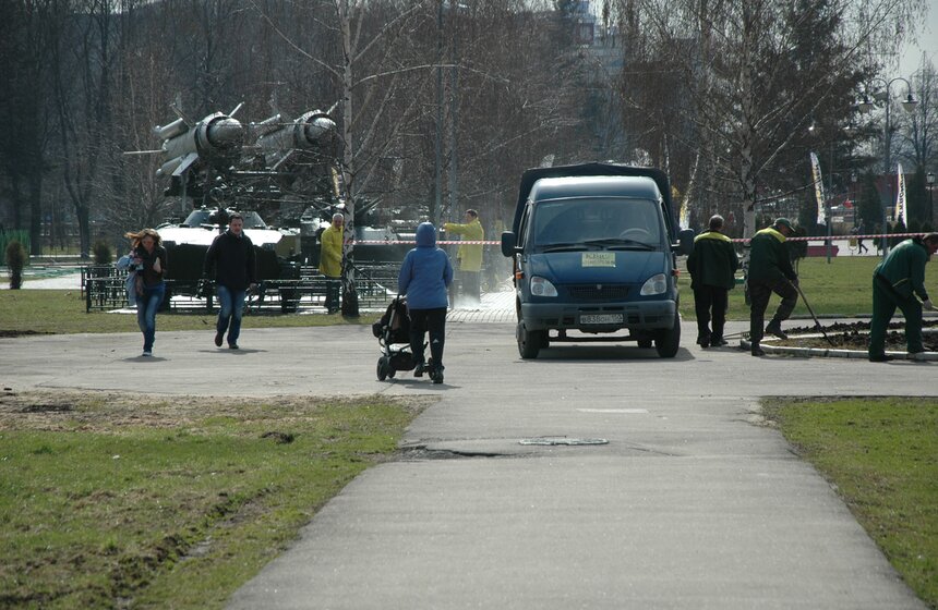 В Химках прошел субботник, приуроченный ко Дню Победы 17 фото