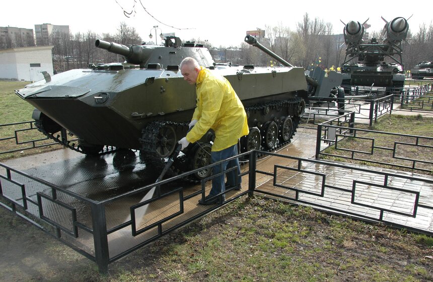 В Химках прошел субботник, приуроченный ко Дню Победы 18 фото